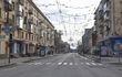 Vista general de una calle vacía en la ciudad de Kharkiv, Ucrania, el 27 de febrero de 2022. Las tropas rusas ingresaron a Ucrania el 24 de febrero, lo que llevó al presidente del país a declarar la ley marcial.