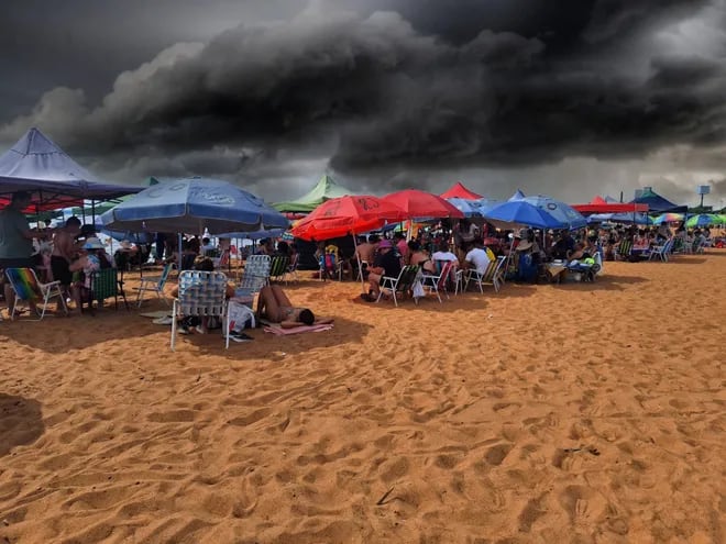 Imagen de referencia. Cielo nublado en playas de Encarnación.