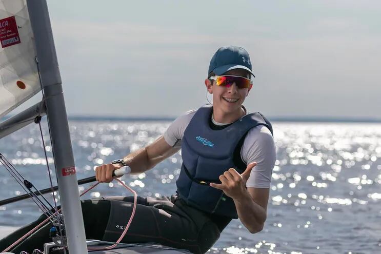 Sebastián Leri Petersen (19 años) navega en su velero de  la clase ILCA 6 y 7, el paraguayo se muestra confiado para competir en Odesur.