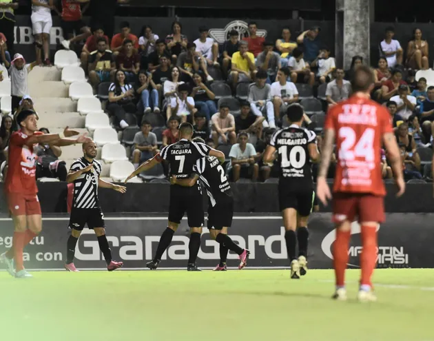 Los jugadores de Libertad celebran un gol en el partido frente a Sportivo Ameliano por la novena jornada del torneo Apertura 2024 del fútbol paraguayo en el estadio La Huerta, en Asunción.