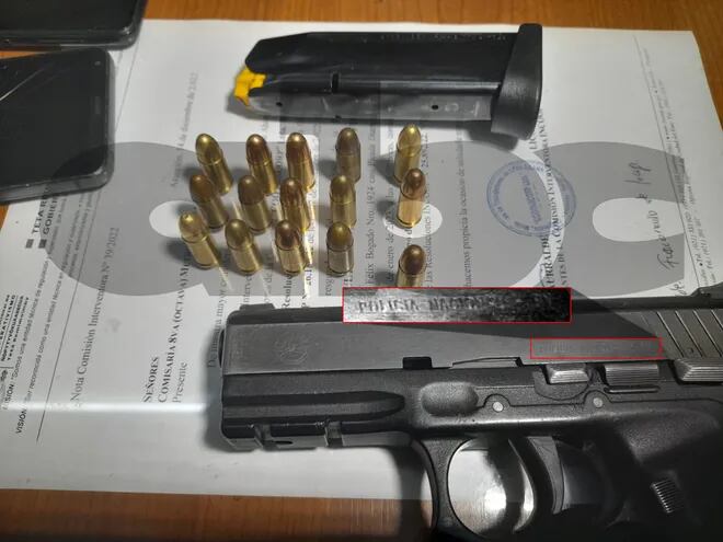Arma incautada en poder de los tres detenidos tras un enfrentamiento en Yukyty, Asunción. Tiene grabado el sello de la Policía Nacional.