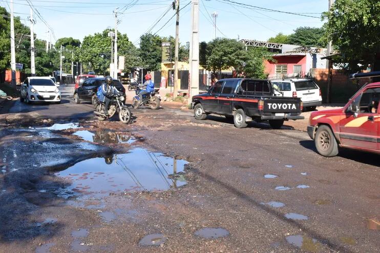 La avenida Pratt Gill, de la compañía Pai Ñu, une la ciudad de Ñemby con San Lorenzo, se encuentra en deplorable estado.