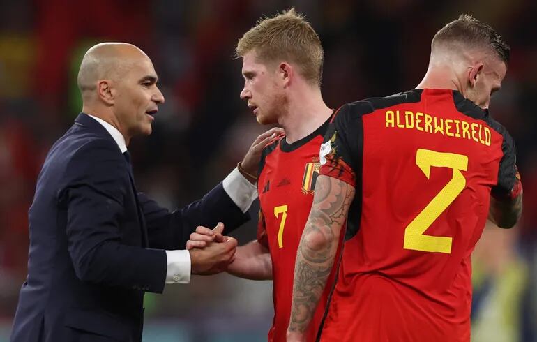 Kevin de Bruyne de Bélgica (C) reacciona con el entrenador en jefe Roberto Martínez (L) después del partido de fútbol del grupo F de la Copa Mundial de la FIFA 2022 entre Croacia y Bélgica en el estadio Ahmad bin Ali en Doha, Qatar, el 1 de diciembre de 2022.