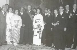 hisakazu-tercero-desde-la-derecha-en-el-palacio-de-gobierno-con-el-presidente-paraguayo-alfredo-stroessner-el-embajador-de-japon-en-paraguay-zen-e-00952000000-1559860.jpg