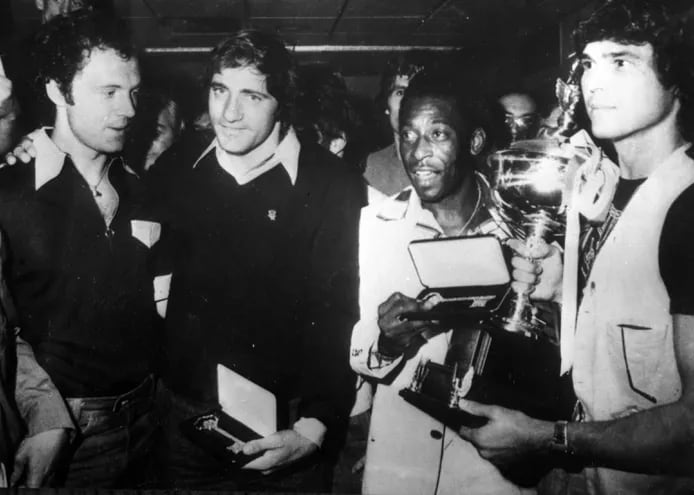Una fotografía de archivo de la ex leyenda del fútbol alemán Franz Beckenbauer (i) y sus compañeros del Cosmos New York, Giorgio Chinaglia (II de izda.) y Pelé en Nueva York. EE.UU., 5 de septiembre de 1977.
