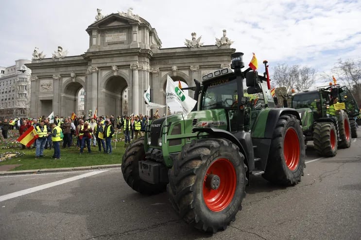 Los agricultores españoles llegados desde distintas partes de España, ya en el centro de la capital, durante la manifestación prevista, que concluirá frente al Ministerio de Agricultura, Pesca y Alimentación.