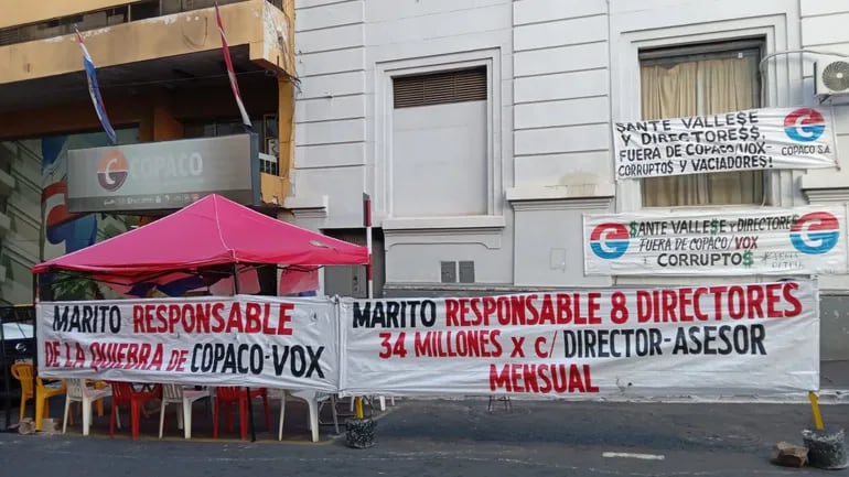 Funcionarios de Copaco instalaron una carpa de la resistencia frente a la Copaco.