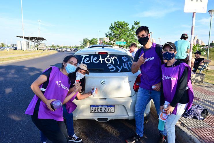 La Pintatón se realizó el fin de semana pasado en diferentes puntos del país y se pintaron unos 2.350 autos con el mensaje de unidad.