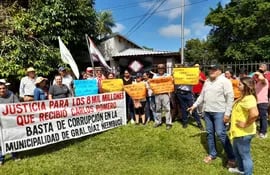 Pobladores de Gral. Díaz se manifestaron para exigir la renuncia del intendente municipal Carlos Romero.