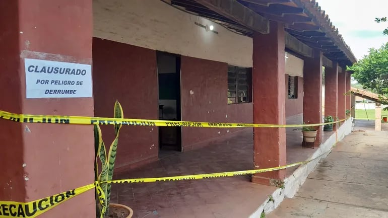 Dos pabellones de tres salas y una biblioteca se encuentran clausurados en el colegio Nacional Pai Ñu de la ciudad de Ñemby por peligro de derrumbe.