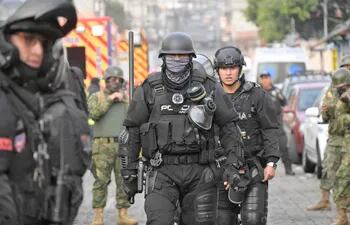 Ecuador se enfrenta a bandas narcos que buscan mantener en zozobra a la población. Los enfrentamientos entre las facciones llegan incluso hasta los hospitales. (AFP)