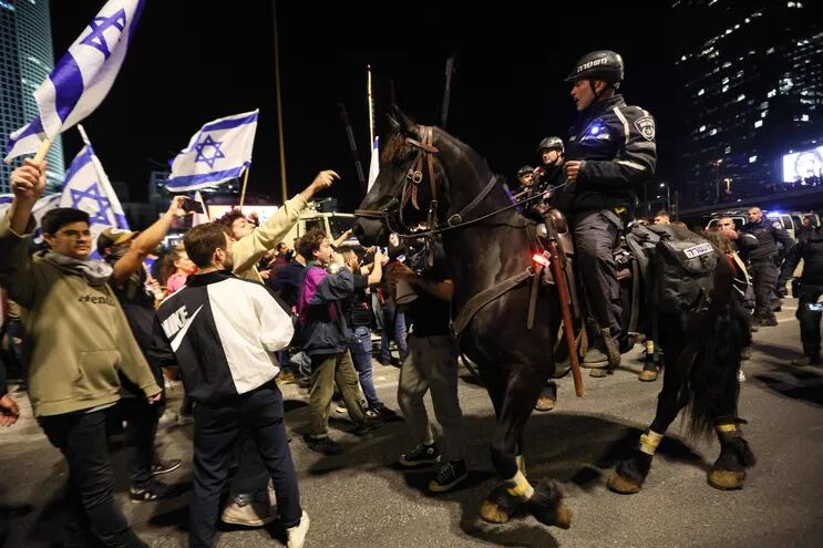 Manifestantes se enfrentan a la Policía durante una protesta contra la reforma judicial en Tel Aviv, el sábado.