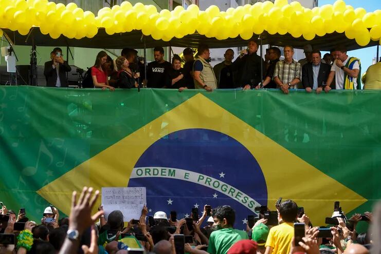 El presidente de Brasil, Jair Bolsonaro (4-R), habla durante el lanzamiento de su campaña de reelección para las próximas elecciones nacionales de octubre, en Juiz de Fora, estado de Minas Gerais, Brasil.