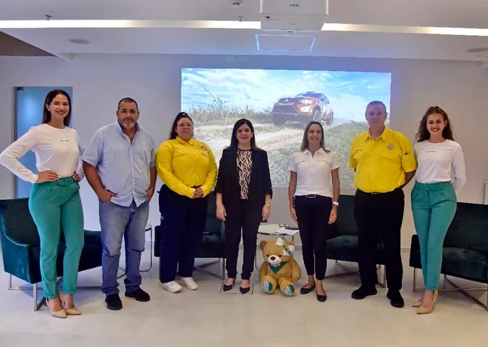 Representantes de Petrobras, el Touring y Automóvil Club Paraguayo y la Asociación de Todoterrenos durante la presentación.