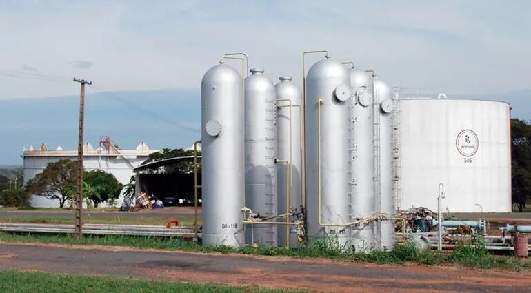 La planta industrial de Petropar,  en Villa Elisa. La empresa estatal tiene capacidad de almacenaje total de 200 millones de litros.