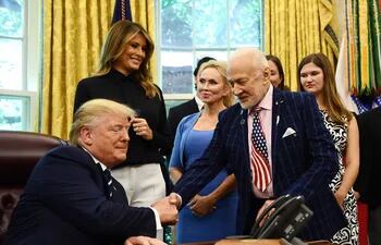 El presidente estadounidense Donald Trump saluda al exastronauta Buzz Aldrin en la Casa Blanca, este viernes.