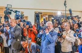 Luiz Inácio Lula da Silva (c), tomando una foto grupal de mandatarios y otros representantes de Estado durante la VIII cumbre de la Comunidad de Estados Latinoamericanos y Caribeños (Celac) este viernes, en Kingstown.