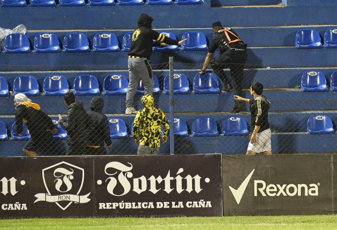 La pelea entre los barras de Guaraní y Libertad en las gradas del Luis Alfonso Giagni por los cuartos de final de la Copa Paraguay.