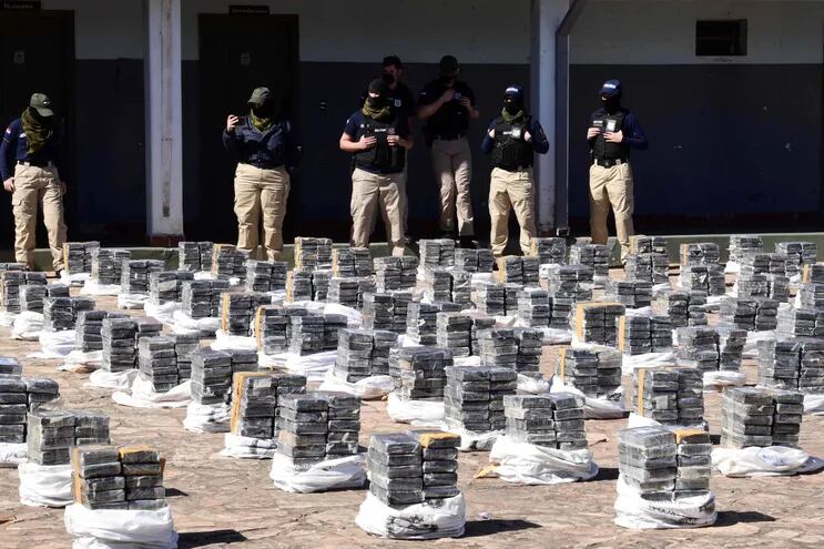 Policías exhiben los paquetes de cocaína incautados. En total,  3.416 kilogramos de cocaína fueron encontrados en un depósito de azúcar orgánico.
