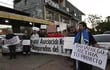 Manifestación de asegurados de IPS frente a la casa de Arnaldo Samaniego contra intención de proyecto de ley de bicicleteo de deudas