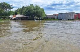 Pobladores de Puerto Carrizal desplazados por inundaciones tras crecida del río Paraná.