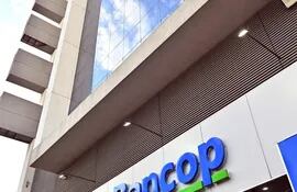 Directivos de Bancop, durante la habilitación de la sucursal N° 10, ubicada en Fernando de la Mora.