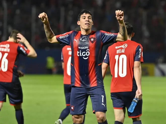 Enzo Giménez, jugador de Cerro Porteño, celebra un gol en La Nueva Olla por el fútbol paraguayo.