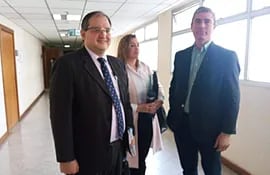 Rodoy Adán Godoy, exministro de Agricultura y Ganadería, junto a los abogados Carla Marcet y Ricardo Preda.
