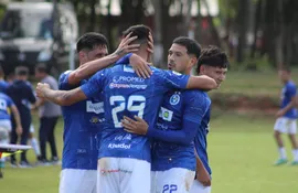 Los jugadores de Sol de América celebran un gol contra Pastoreo FC por la jornada 22 de la División Intermedia en el estadio Municipal de Campo 9, en la ciudad de Juan Eulogio Estigarribia.