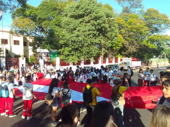 Estudiantes del CNC toman la avenida Eusebio Ayala