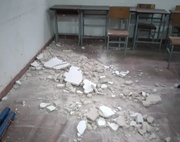 A esta aula llegaron las docentes para limpiarla porque no cuentan con este servicio, y se encontraron con la sorpresa de los trozos del techo en el piso.