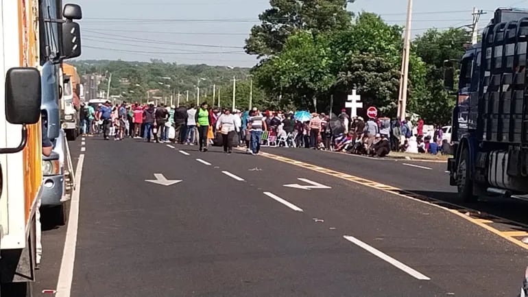 Los campesinos de Misiones y los camioneros realizan cierre escalonado de la Ruta PY01 Mariscal López, en el cruce Santa María, distrito de San Ignacio.