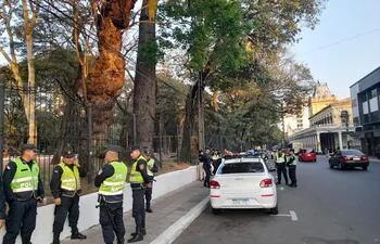Policias se preparan para custodiar las movilizaciones en el microcentro de Asunción.