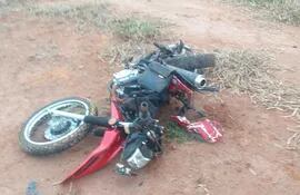 La motocicleta en la que viajaban las dos mujeres víctimas fatales del accidente de tránsito.