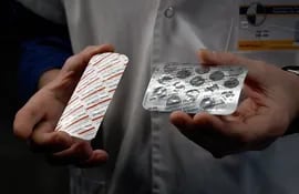 Blísters de cápsulas de cloroquina son exhibidos por médicos del Instituto Mediterráneo de Infecciones, en Francia.