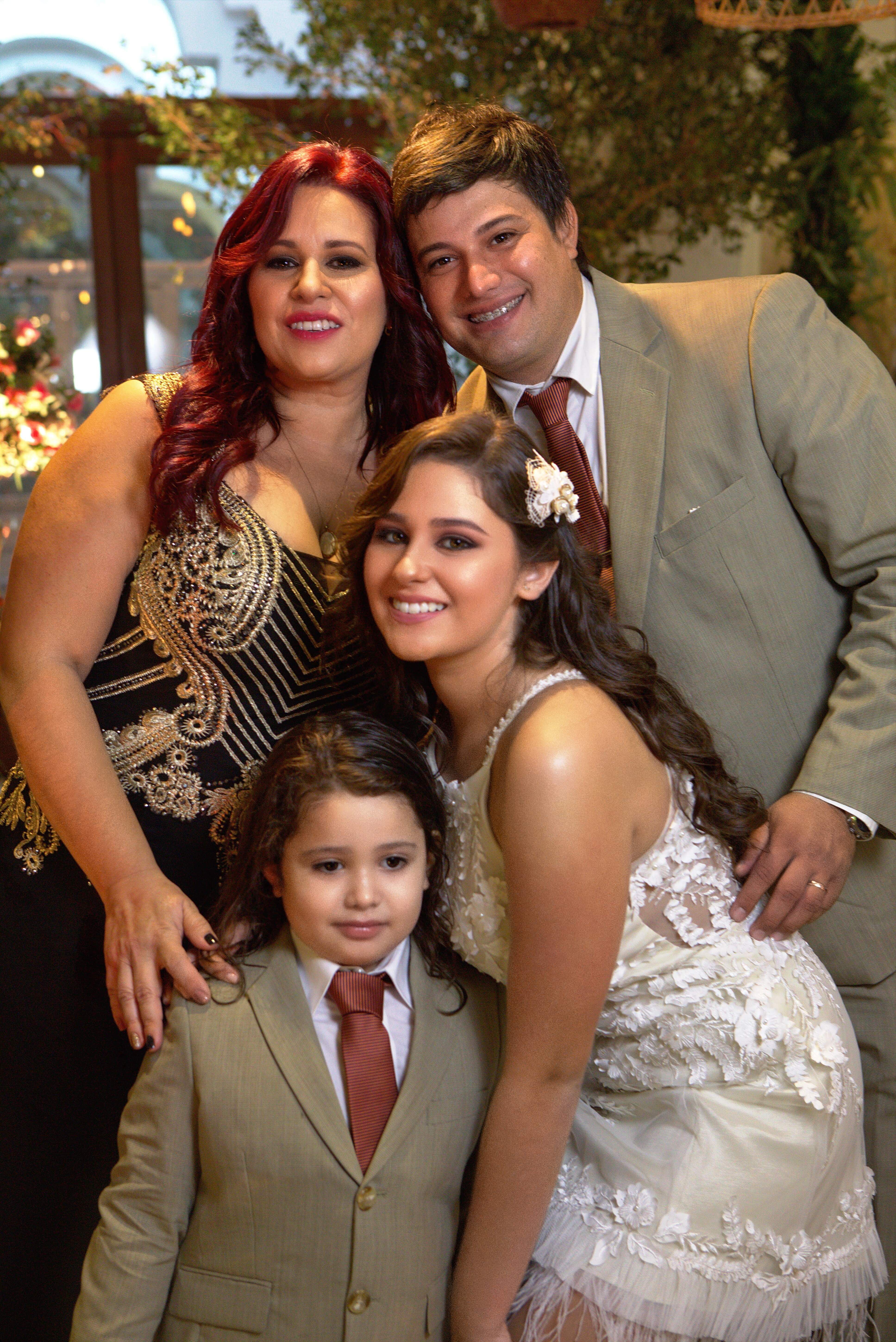 La quinceañera junto a sus padres Lauren Deisi Torres y Joel Sosa Maldonado y su hermanito Jacinto Sosa Torres. 