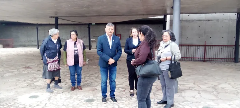 Domingo Peppo, embajador de Argentina (centro), con familiares de víctimas de la tragedia del Ycuá Bolaños. (gentileza).