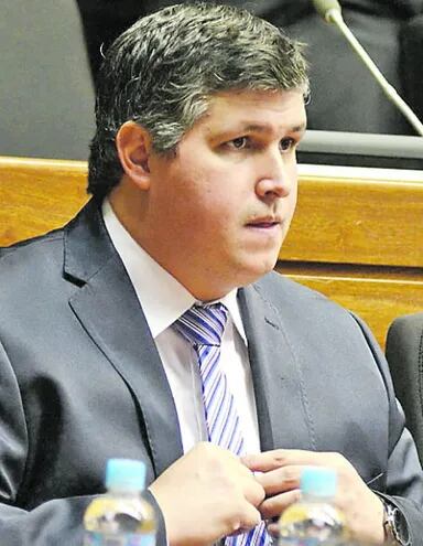 Esteban Samaniego, diputado (ANR, Añetete). Imputado por difamación y calumnia e investigado por un millonario faltante.