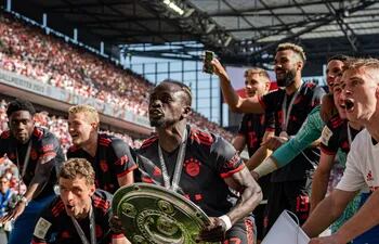 Sadio Mané, con el trofeo de la Bundesliga, celebra con sus compañeros el título. El delantero senegalés se consagró con Bayern en su primera temporada, tras haber abandonado el Liverpool.