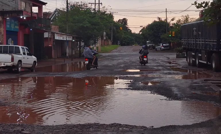 La calle San Juan casi Pa´i Fariña totalmente intransitable a raíz de la lluvia y la falta de mantenimiento.