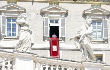 El Papa Francisco dirige la oración Regina Coeli desde la ventana de su oficina en la Plaza de San Pedro en el Vaticano.