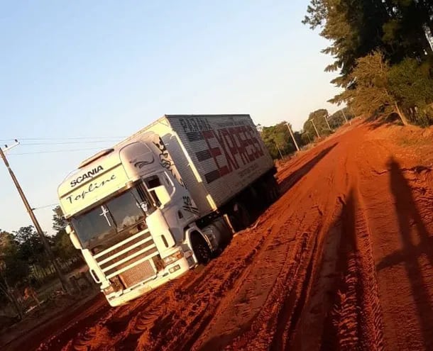 Uno de los transportadores de encomiendas, de la firma Paraná Express, que fueron secuestrados esta madrugada en Yataity del Norte.