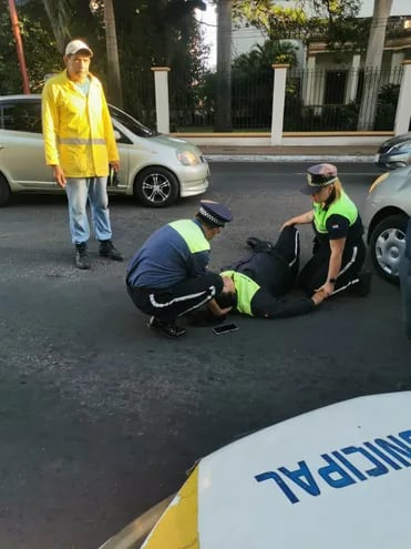 Una inspectora de la Policía Municipal de Tránsito fue atropellada mientras realizaba su trabajo en Asunción.