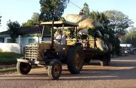 este-tractor-con-cachape-lleva-la-yerba-mate-cosechada-a-algun-secadero-de-paso-yobai--192046000000-412520.jpg
