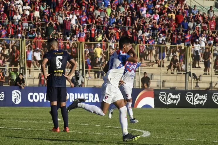 Robert Morales celebrando el único tanto de la victoria de Cerro Porteño ante Trinidense, en el Villa Alegre.