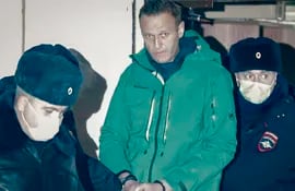 Opositor ruso Alexéi Navalni (c) fue detenido en enero. (archivo)