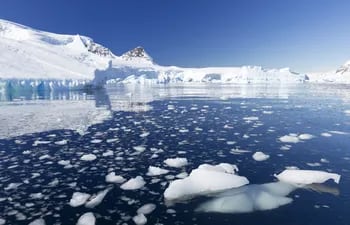 Los modelos climáticos predicen que la capa de hielo seguirá disminuyendo según aumenta la emisión de gases de efecto invernadero.