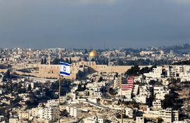 Banderas de Israel y EE.UU.  ondean en el asentamiento judío de Nof Zion, en el barrio palestino Jabal Mukaber, en Jerusalén.
