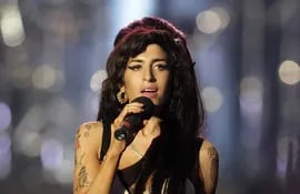 La cantante británica Amy Winehouse durante un concierto en homenaje a Nelson Mandela en Londres. Vestidos y varios objetos de la artista fallecida 2011 serán subastados.
