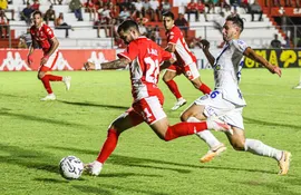 Ronaldo Báez (i), futbolista de General Caballero de Juan León Mallorquín, domina el balón en un partido frente a Sportivo Ameliano por la tercera fecha del torneo Apertura 2024 del fútbol paraguayo en el estadio Ka'arendy, en Juan León Mallorquín.